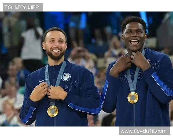 爱德华兹赛后庆祝达成一万分里程碑并获得比赛用球的荣耀时刻 爱德华兹赛后庆祝达成一万分里程碑并获得比赛用球的荣耀时刻